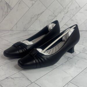 NWT Easy Street Womens Waive Black Faux Leather Square Closed Toe Pumps Size 9M